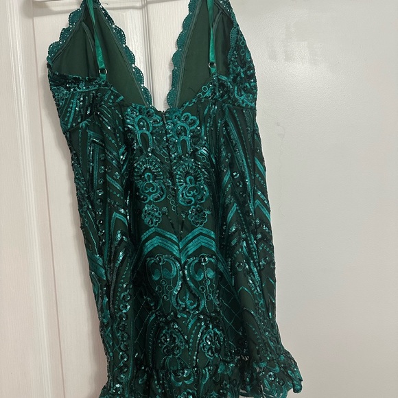 Plunging green sequin dress. - Picture 4 of 7